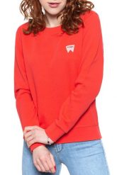 BLUZA WRANGLER CREW SWEAT BITTERSWEET RED W6Z1HAXBO 112130853. Czerwone bluzy bez kaptura damskie Wrangler, s. Za 129.99 zł.