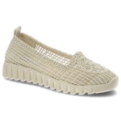 Półbuty damskie New Performance, z ażurowego materiału tekstylnego z wsuwaną konstrukcją elastycznym wykończeniem cholewki i masywną profilowaną pode. Brązowe półbuty damskie Ravini, w ażurowe wzory, wakacyjne, bez obcasa. Za 109.00 zł.