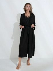 Wiskozowy szlafrok z koronkowym wykończeniem - czarny. Czarne szlafroki damskie Sinsay, l, bez wzorów, z koronki. Za 59.99 zł.