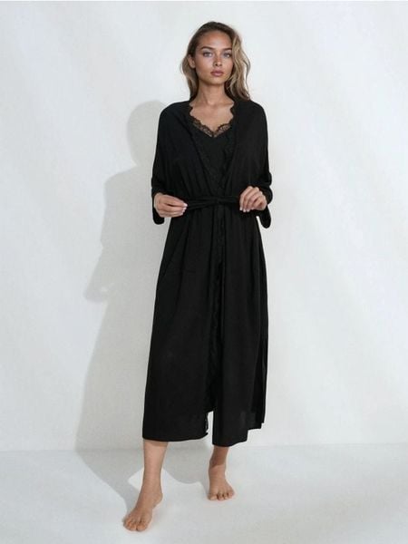 Wiskozowy szlafrok z koronkowym wykończeniem - czarny. Czarne szlafroki damskie Sinsay, l, bez wzorów, z koronki. Za 59.99 zł.