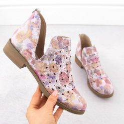 Botki damskie ażurowe wsuwane w kwiaty białe M.Daszyński SA62-102. Białe botki damskie M.Daszyński, ze skóry ekologicznej, za kostkę, bez obcasa, bez zapięcia. Za 149.99 zł.