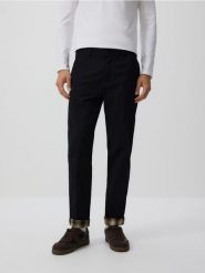 Spodnie carrot slim - czarny. Czarne spodnie materiałowe męskie Reserved, bez wzorów, z bawełny. Za 149.99 zł.