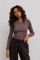 Dopasowany top z prążkowanej dzianiny w kolorze BROWNIE CAKE- MOODY-XS. Brązowe topy damskie Marsala, xs, bez wzorów, z bawełny, bez kołnierzyka. Za 129.90 zł.