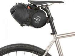 Torba pod siodełko na rower Bagagerievelo Race Saddle Bag 7L RESTRAP. Czarne torebki klasyczne damskie RESTRAP, bez wzorów, z materiału, bez dodatków. Za 622.90 zł.