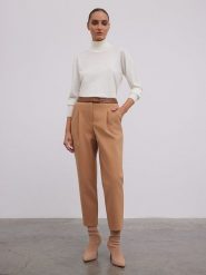 BGN Spodnie w kolorze jasnobrązowym rozmiar: 38. Brązowe spodnie materiałowe damskie BGN, bez wzorów, z materiału. Za 161.34 zł.