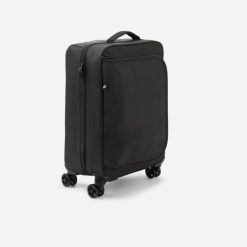Walizka kabinowa na 4 kółkach 30 litrów. Czarne torby na laptopa męskie Decathlon. Za 319.99 zł.