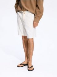 Szorty jogger z lnem - biały. Białe szorty męskie Reserved, bez wzorów, z bawełny. Za 129.99 zł.