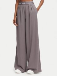 Guess Spodnie dresowe V6GB08 W1771 Szary Relaxed Fit. Szare spodnie dresowe damskie Guess, xs, z aplikacjami, z dresówki. Za 344.99 zł.