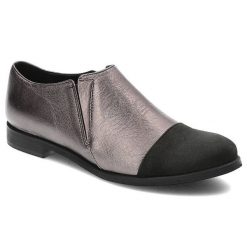 Srebrne Półbuty Karino Eleganckie Buty Damskie. Szare półbuty damskie Karino, bez wzorów, z nubiku, biznesowe, bez obcasa, na płaskiej podeszwie. Za 199.00 zł.