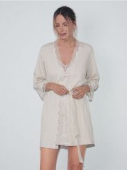 Szlafrok z dekoracyjnym wykończeniem - kremowy. Białe szlafroki damskie Reserved, l, bez wzorów, z bawełny. Za 139.99 zł.