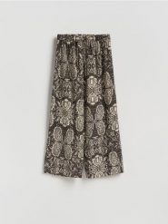 Wzorzyste spodnie - ciemnobrązowy. Brązowe spodnie materiałowe damskie Reserved, bez wzorów, z tkaniny. Za 119.99 zł.