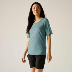 Damska koszulka z krótkim rękawem i dekoltem w serek Fingal. Brązowe t-shirty damskie Regatta, bez wzorów, z materiału, bez kołnierzyka. Za 99.99 zł.