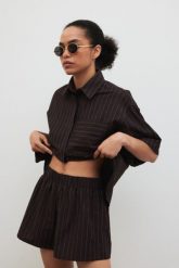 Szorty w paski w kolorze BROWN ESPRESSO - SHELLY-L. Brązowe szorty damskie Marsala, bez wzorów, z bawełny. Za 159.90 zł.