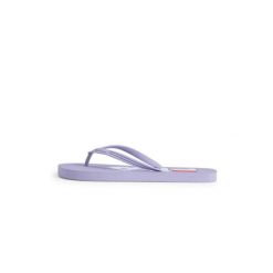 Klapki damskie Fila Troy. Fioletowe klapki damskie Fila, z aplikacjami, z gumy, bez obcasa. Za 40.99 zł.