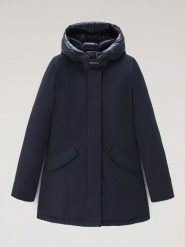 Woolrich Parka puchowa w kolorze granatowym rozmiar: L. Niebieskie parki damskie Woolrich, l, bez wzorów, z puchu. Za 1,471.56 zł.