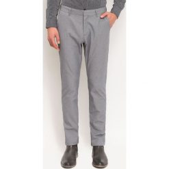 SPODNIE DŁUGIE MĘSKIE KLASYCZNE. Szare spodnie materiałowe męskie TOP SECRET, bez wzorów, eleganckie. W wyprzedaży za 49.99 zł.