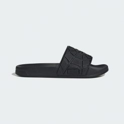 KLAPKI PRYSZNICOWE ADIDAS MARVEL SPIDER-MAN ADILETTE. Czarne klapki i japonki męskie Adidas, z syntetyku. Za 179.00 zł.