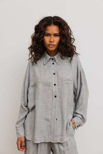 Luźna koszula z kieszeniami w kolorze LIGHT GREY- BERYL-S/M. Szare koszule damskie Marsala, m, bez wzorów, z jeansu, biznesowe, bez kołnierzyka, bez ramiączek. W wyprzedaży za 179.95 zł.