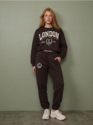 Spodnie jogger z bawełną i napisem - brązowy. Brązowe spodnie materiałowe damskie Sinsay, bez wzorów, z bawełny, sportowe. Za 39.99 zł.