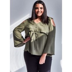 Nowoczesna bluzka w kolorze KHAKI z wiązaniem duże rozmiary OVERSIZE PLUS SIZE WIOSNA. Brązowe bluzki damskie Moda Size Plus Iwanek, plus size, z aplikacjami, z jeansu, biznesowe, bez kołnierzyka, plus size, bez ramiączek. Za 119.90 zł.