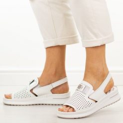 Białe skórzane sandały damskie Cambell 40329. Białe sandały damskie Cambell, z aplikacjami, z jeansu, bez obcasa, na platformie. Za 229.00 zł.