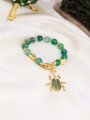 L'Atelier de Gaia Pozłacana bransoletka z agatami i zawieszką rozmiar: onesize. Zielone bransoletki damskie L'Atelier de Gaia, pozłacane. Za 69.99 zł.