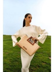 Maison héritage PARIS Skórzana torebka "Jane Paille" w kolorze beżowym - 35 x 25 x 15 cm rozmiar: onesize. Brązowe torebki klasyczne damskie maison héritage PARIS, bez wzorów, z materiału, bez dodatków. Za 434.99 zł.