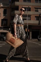 Sukienka maxi. Sukienki damskie MOODO, bez wzorów, bez kołnierzyka, bez ramiączek, maxi. W wyprzedaży za 109.99 zł.