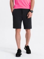 Dzianinowe szorty męskie z podwiniętymi nogawkami - czarne V2. Czarne szorty męskie Ombre Clothing, bez wzorów, z dzianiny, klasyczne. W wyprzedaży za 49.99 zł.