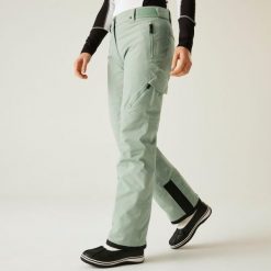 Damskie spodnie narciarskie Ice Ski. Zielone spodnie materiałowe damskie Dare 2b, bez wzorów, z tkaniny, sportowe. W wyprzedaży za 287.99 zł.