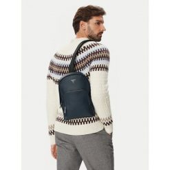 Plecak Guess. Niebieskie plecaki męskie Guess, z aplikacjami. Za 327.99 zł.