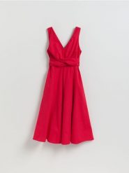 Bawełniana sukienka midi - czerwony. Czerwone sukienki damskie Reserved, l, bez wzorów, z bawełny, bez kołnierzyka, bez ramiączek, midi, rozkloszowane. Za 159.99 zł.