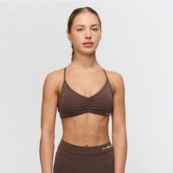 Biustonosz damski fitness ze skrzyżowanymi ramiączkami cappuccino Fierce. Brązowe biustonosze sportowe damskie GYMBEAM, bez wzorów, z elastanu. Za 84.90 zł.