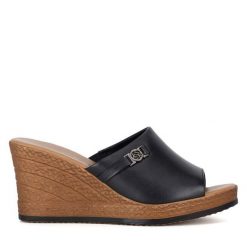 Klapki Lasocki. Czarne klapki damskie Lasocki, bez wzorów, bez obcasa. Za 169.99 zł.
