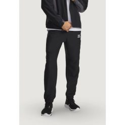 Spodnie Mężczyzna UNDER ARMOUR UA TECH SPORT PANT. Czarne spodnie materiałowe męskie Under Armour. Za 391.80 zł.