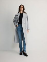 Dwurzędowy płaszcz oversize - ciemnoszary. Szare płaszcze damskie Reserved, l, bez wzorów, z tkaniny. W wyprzedaży za 159.99 zł.