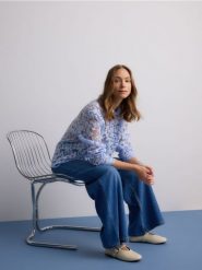 Wzorzysta koszula z wiskozy - jasnoniebieski. Niebieskie koszule damskie Reserved, l, bez wzorów, z wiskozy, bez kołnierzyka, bez ramiączek. W wyprzedaży za 89.99 zł.