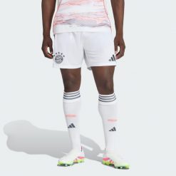 Szorty FC Bayern 25/26 Away. Białe szorty męskie Adidas, bez kołnierzyka. Za 199.00 zł.