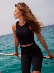 4F Dopasowany kombinezon z wycięciami damski 4F x Anna Lewandowska L. Czarne kombinezony damskie 4f, l, bez wzorów, klasyczne, bez kołnierzyka, bez ramiączek. W wyprzedaży za 99.99 zł.