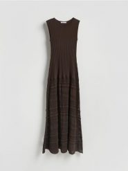 Sukienka z wiskozą - ciemnobrązowy. Brązowe sukienki damskie Reserved, l, bez wzorów, z dzianiny, bez kołnierzyka, bez ramiączek, rozkloszowane. Za 179.99 zł.