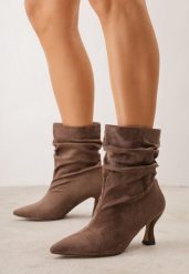 Ciemnobeżowe Drapowane Botki na Geometrycznej Szpilce Carisma. Brązowe botki damskie Born2be, eleganckie, bez obcasa, na obcasie, bez zapięcia. Za 159.99 zł.