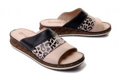 ARTIKER RELAKS 52C0972 czarno-beżowy, klapki damskie. Brązowe klapki damskie Artiker Relaks, bez wzorów, ze skóry, bez obcasa, na koturnie. Za 209.90 zł.