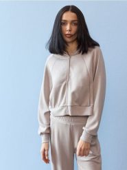 Rozpinana bluza z domieszką wiskozy i kieszeniami - kremowy. Białe bluzy bez kaptura damskie Sinsay, l, bez wzorów, z wiskozy, bez ramiączek, bez kaptura. Za 59.99 zł.