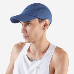 Czapka z daszkiem do biegania Kiprun V2. Czarne czapki męskie KIPRUN, bez wzorów, z elastanu, sportowe. Za 39.99 zł.