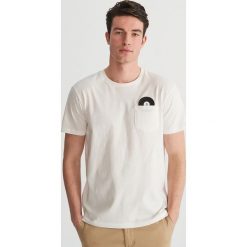 T-shirt z minimalistycznym nadrukiem - Biały. Białe t-shirty damskie Reserved, l, bez wzorów, bez kołnierzyka. Za 19.99 zł.