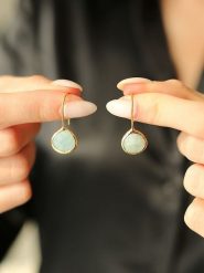 Pierres de Jade Pozłacane kolczyki z amazonitem rozmiar: onesize. Żółte kolczyki damskie Pierres de Jade, pozłacane, z zapięciem typu bigiel. Za 39.99 zł.