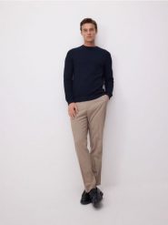 Bawełniany sweter ze strukturalnej dzianiny - granatowy. Niebieskie swetry męskie Reserved, l, bez wzorów, z bawełny, bez kołnierzyka. W wyprzedaży za 49.99 zł.
