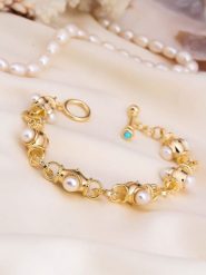 L'Atelier de Gaia Pozłacana bransoletka z perłami rozmiar: onesize. Żółte bransoletki damskie L'Atelier de Gaia, pozłacane. Za 113.99 zł.