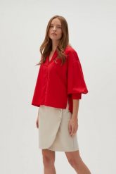 Koszula oversize z bufastymi rękawami czerwona. Czerwone koszule damskie MOODO, l, bez wzorów, z bawełny, bez kołnierzyka, bez ramiączek. Za 109.99 zł.