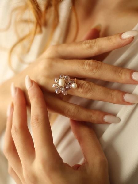 Pierres delicates Pozłacany pierścionek z perłą i kamieniami szlachetnymi rozmiar: onesize. Różowe pierścionki damskie Pierres delicates, z cyrkonią, pozłacane. Za 82.64 zł.